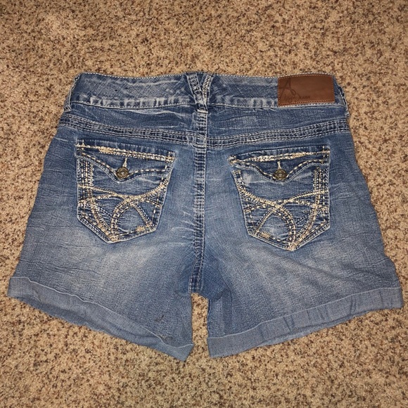 Double button Jean shorts - Picture 2 of 4